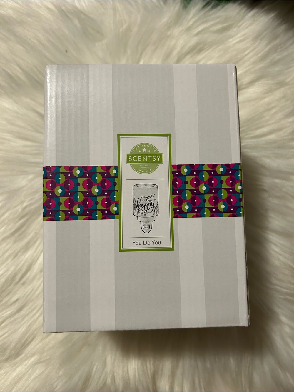 Scentsy White Warmer with Multicolor Geometric Band